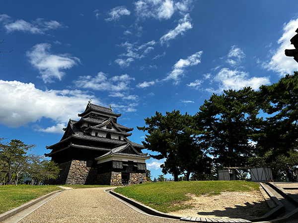 front_of_matsue_castle.jpg